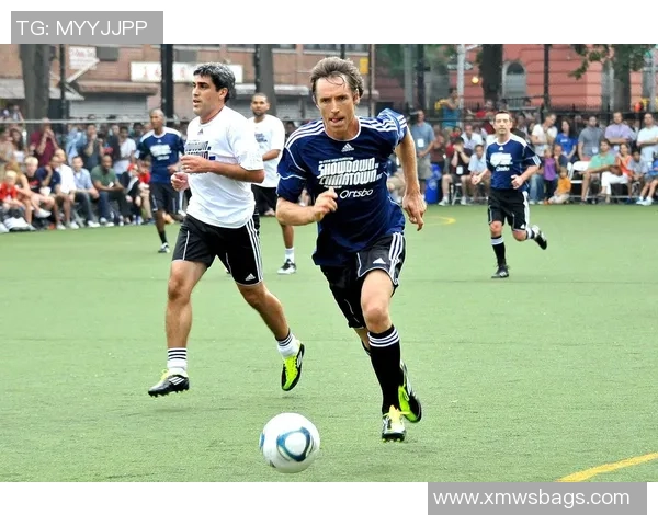 足球巨星同场竞技比拼花样跳绳引爆全场激情与观众热烈掌声